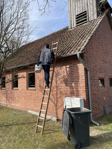 2022-04-12 Backhaus Frank macht die Dachrinne beim Spritzenhaus sauber 002.jpg